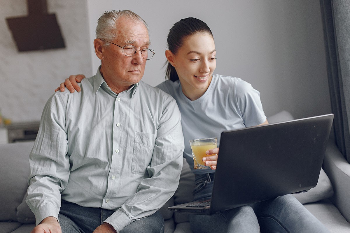 She her grandfather. Портативный дед. Дед поучает девушку. Парень учит Деда ноутбук.